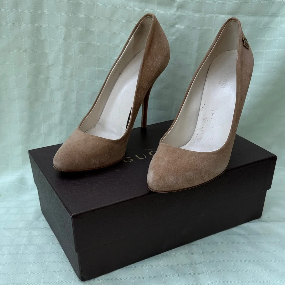Classic Gucci Tan Suede Pointed-Toe Pumps with Exclusive Gold Decor Box Included - Picture 3 of 15